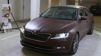 Škoda Superb nové generace dostala kůži. Jak se vám líbí?