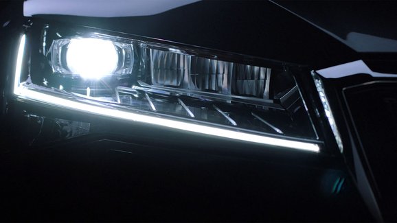 Modernizovaná Škoda Superb za rohem. Odhaluje nové LED světlomety