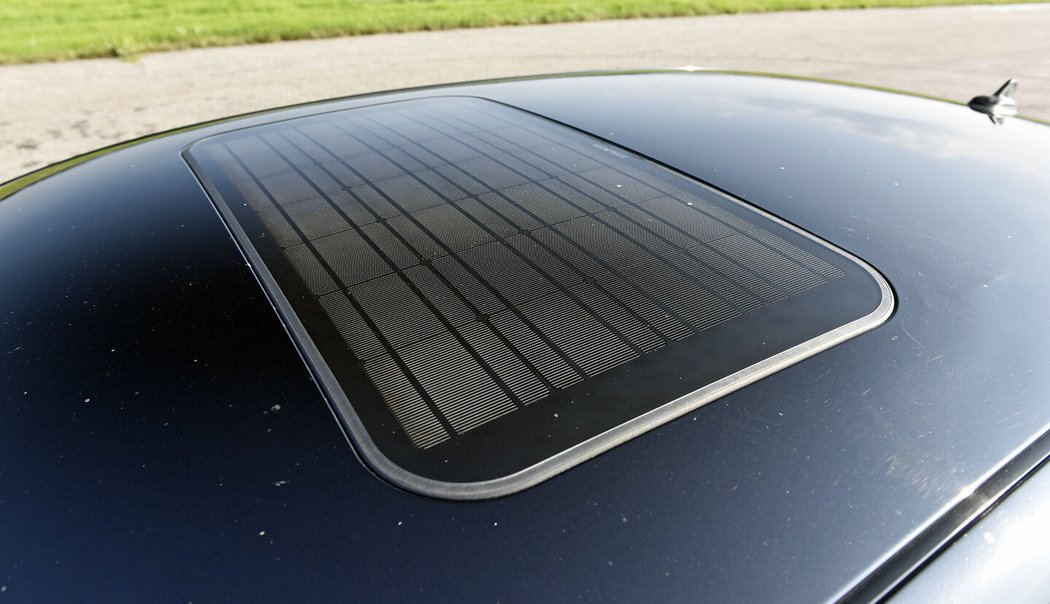 Zajímavostí známou už z předchůdce je střešní okno se solárním panelem, schopné napájet vnitřní ventilátor při odstávce vozu na slunci