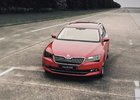 Video: Může být Škoda Superb rychlejší než věhlasné sporťáky?