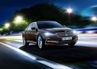 Modernizovaná Škoda Superb oficiálně: Zvládne jet na elektřinu a sama zpomalí před zatáčkou