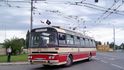Boční strany pak byly proti výchozímu autobusu vyztuženy, kvůli trolejovému vedení na střeše. Dveře byly troje, na pravé straně. Boční strany pak byly proti výchozímu autobusu vyztuženy, kvůli trolejovému vedení na střeše. Dveře byly troje, na pravé straně.