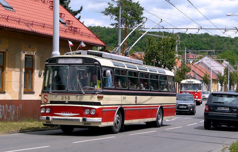 Trolejbusy československé produkce tehdy odebíral hlavně Sovětský svaz a tomu spíše vyhovovala robustní konstrukce stávající Škody 9Tr.