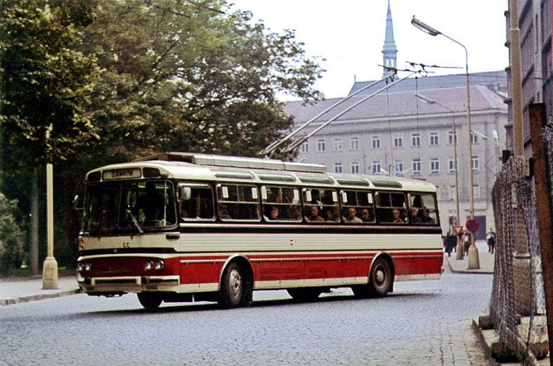 Prvotním důvodem byl tehdejší rozmach autobusové dopravy, kvůli levné ropě tehdejší vedení měst nemělo potřebu řešit elektrický pohon. Znečištění ovzduší tehdy nebylo tématem, trolejbusová doprava tak byla považována za složitou - i kvůli potřebě trolejového vedení. Z těchto důvodů ostatně tehdy byla ukončována trolejbusová doprava třeba v Praze nebo Českých Budějovicích.