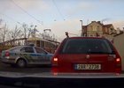 Zběsilá honička v pražských ulicích! Cizince v kradené Octavii zastavily pásy s hroty