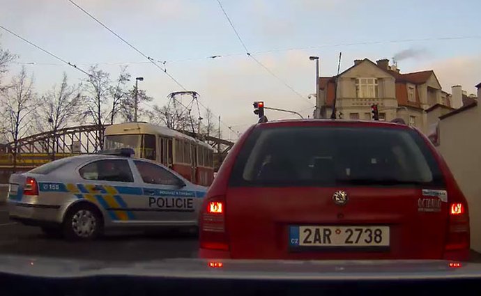 Zběsilá honička v pražských ulicích! Cizince v kradené Octavii zastavily pásy s hroty