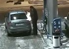 Horko u pumpy: řidič si posvítil do nádrže sirkou (video)