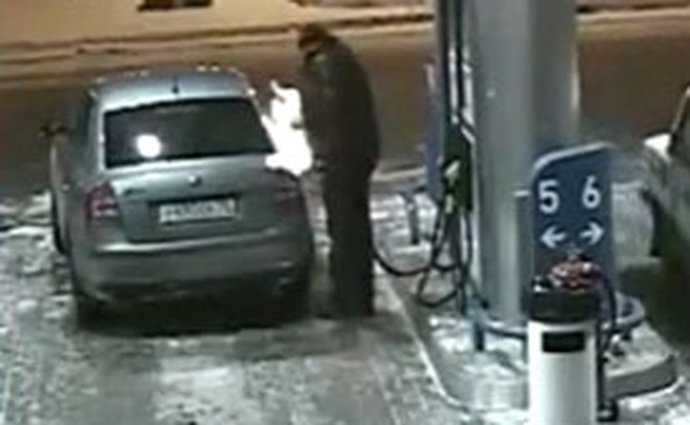 Horko u pumpy: řidič si posvítil do nádrže sirkou (video)