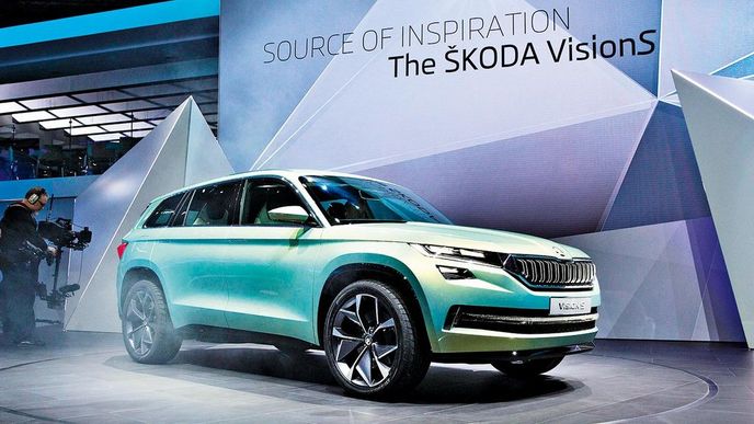 Škoda Vision S. Tahle designová studie je předobrazem nového velkého SUV, který se začne
sériově vyrábět na konci roku. V Ženevě je vystavena
v hybridní verzi. Pohání ji benzinový čtyř­válec 1,4 TSI, který doplňují dva elektromotory v převodovce
a u zadní nápravy. Elektromotory tak zajišťují pohon 4x4. Cena nového sedmimístného vozu, jehož finální jméno ještě nebylo zmíněno, by se měla rovnat cenám modelu Superb.