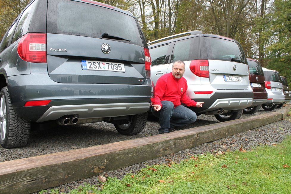 Zepředu má outdoor (vlevo) zespodu černý přední nárazník a stříbrné panely až k němu, zezadu (vpravo) je ochranný panel na černém podkladu posunutý mnohem výš