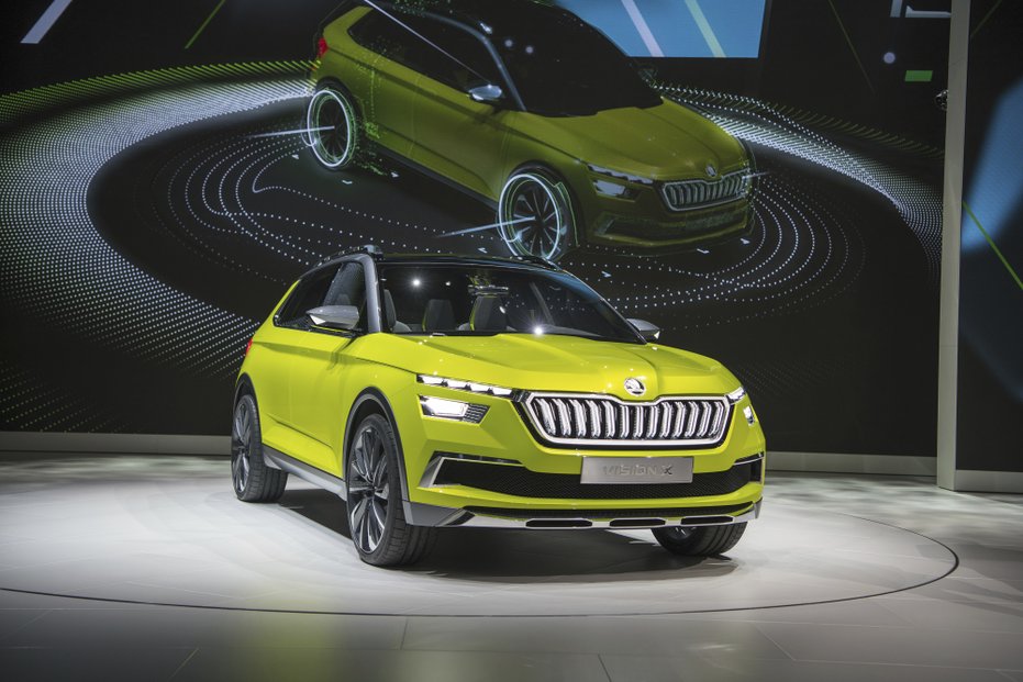 Záře reflektorů míří na novou studii městského crossoveru ŠKODA VISION X, která je předzvěstí dalšího rozvoje modelové palety v segmentu SUV.