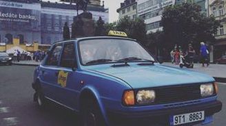 Modrá Škoda 105 L jezdí jako taxík a zákazníci se o svezení přímo perou 
