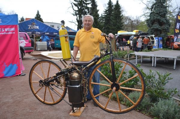 Antonín Pavelka u repliky nejstaršího dosud známého motocyklu z 1868. Originál je v muzeu ve Washingtonu.