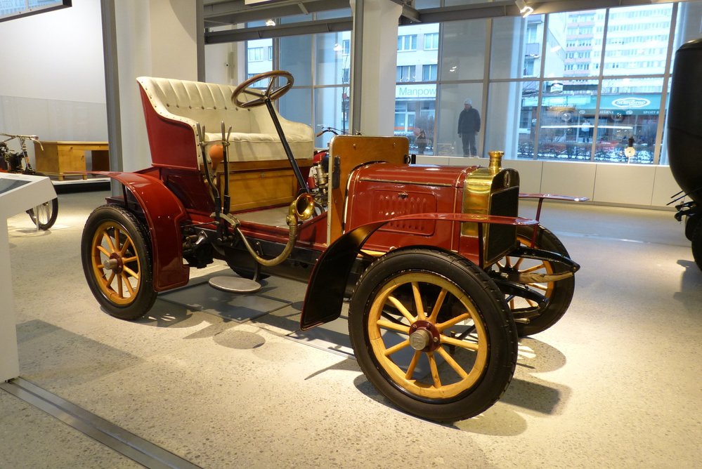 První automobil ještě z doby, kdy se ještě mladoboleslavská továrna jmenovala Laurin a Klement. LaK Voiturette typ A byla vyrobená v roce 1906