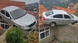 Řidič škodovky v Číně dal omylem zpátečku a zaparkoval na střeše