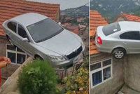 Řidič škodovky v Číně dal omylem zpátečku a zaparkoval na střeše