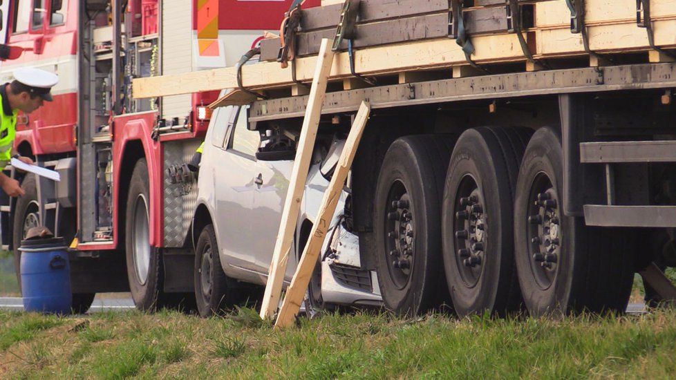 Řidič škodovky vjel u Nymburka pod kamion. Na místě byl mrtvý.