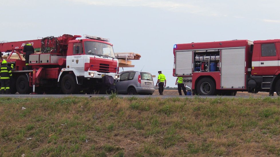 Řidič škodovky vjel u Nymburka pod kamion. Na místě byl mrtvý.