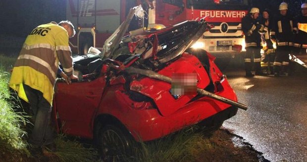 Řidič škodovky letěl po nárazu do svodidel 30 metrů vzduchem: Po dopadu zemřel!