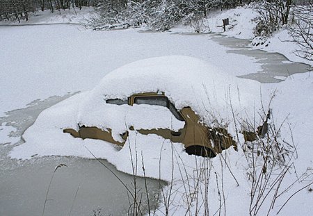 Škodovka skončila v Košťálovickém rybníce v Šenově už na Silvestra. Objevit se jí podařilo až nyní.