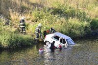 Pár zaparkoval škodovku tak »šikovně«, že mu sjela do vody. Na trapas civěly desítky lidí