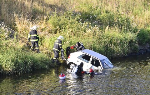 Pár zaparkoval škodovku tak »šikovně«, že mu sjela do vody. Na trapas civěly desítky lidí