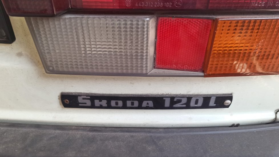 Letitá Škoda 120 L je po staré paní a ve velmi dobrém stavu. Potřebuje jen baterku, doladit a může na silnici.