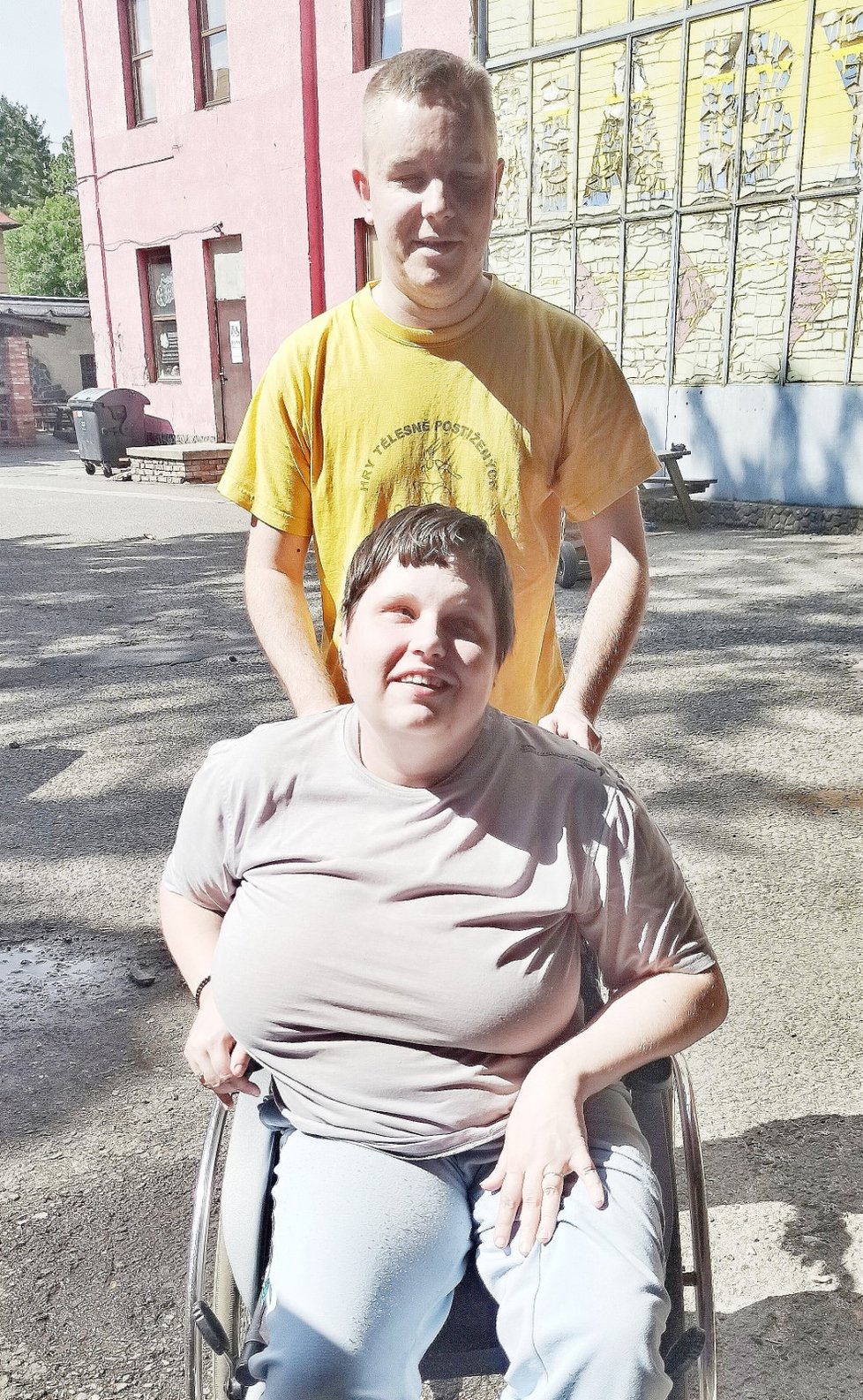 Pavel Vlček (29) a manželka Sandra (30) z Českého Těšína to nemají v životě jednoduché. On nevidí, ona taky a navíc je na vozíku.
