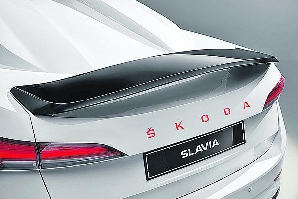 Nápis Škoda slouží jako brzdové a couvací světlo.