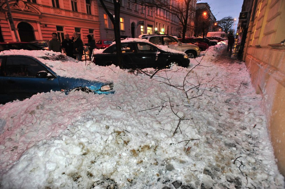 Škody, které v Česku způsobil sníh a námraza v minulých letech