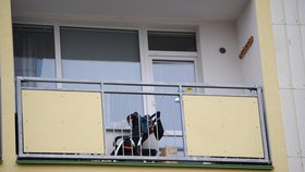 Na balkoně, ze kterého zoufalá žena skočila, zůstal kočárek
