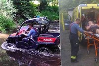 Mladík se zranil při skoku do vody: K sanitce ho hasiči museli dovézt na čtyřkolce