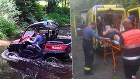 Mladík se zranil při skoku do vody: K sanitce ho hasiči museli dovézt na čtyřkolce