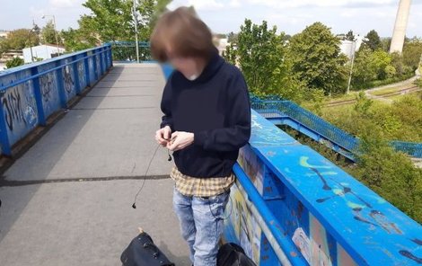 Muž (21) chtěl skočit pod vlak.