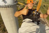 Jen pro silné žaludky! Muž skočí z 222 metrů vysokého komína