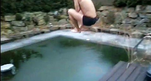 Magor skáče do zamrzlého bazénu a naráží si - ehm