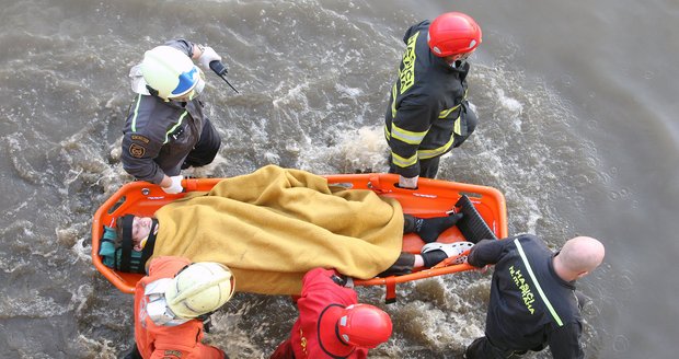 Žena po hádce strčila muže v Praze do řeky, aby se zchladil