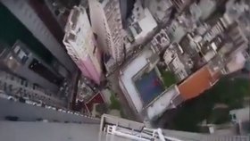 Skutečný Spiderman: Milovník adrenalinu skáče bez zajištění z jednoho mrakodrapu na druhý!