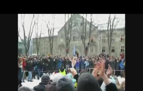 Nor skočí placáka z deseti metrů: Nic se mu nestane!