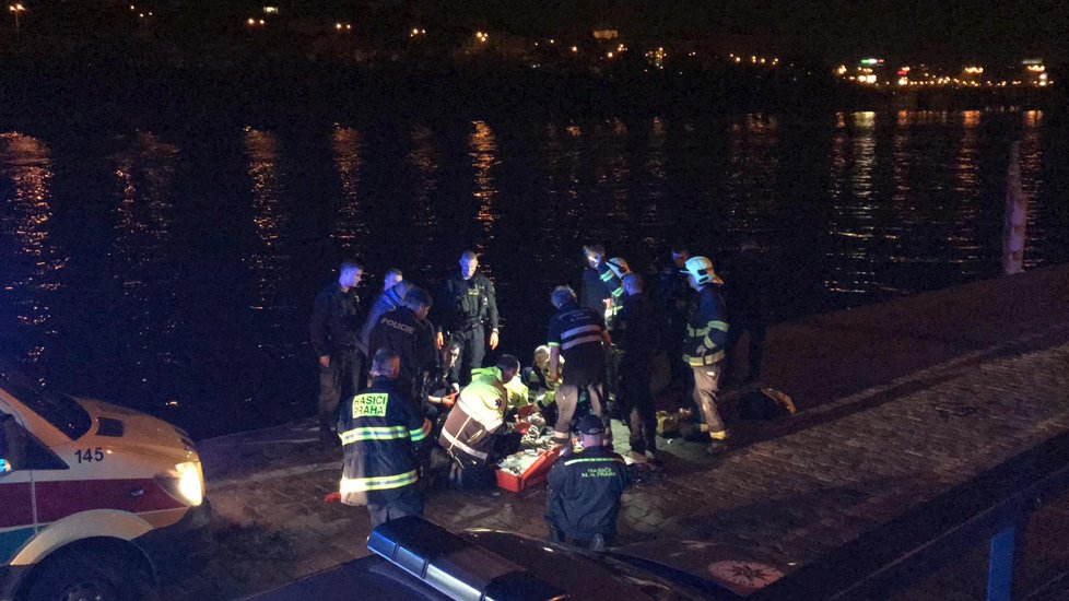 Muž skočil z mostu do Vltavy! Z ledové vody ho vytáhl kolemjdoucí policista