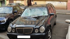 Muž vyskočil ze třetího patra a dopadl na tento mercedes