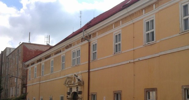 V areálu Biskupského gymnázia a základní školy v Krupce na Teplicku vypadl z okna školák!