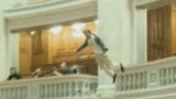 Muž se kvůli škrtům vrhnul z balkonu parlamentu