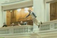 Muž se kvůli škrtům vrhnul z balkonu parlamentu