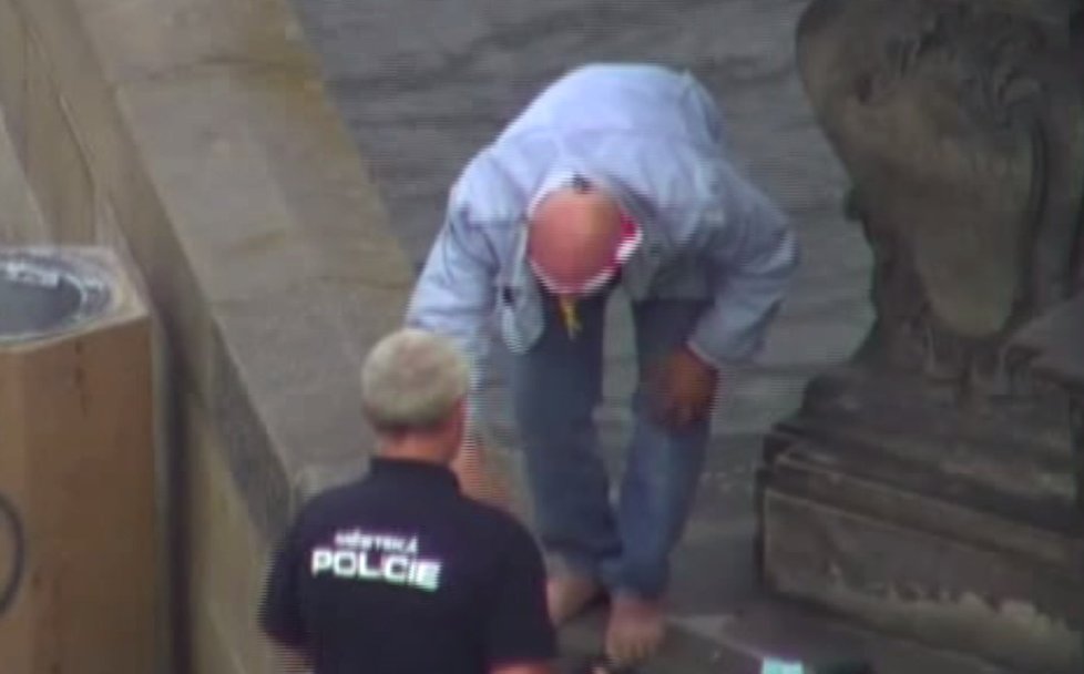 Muž chtěl skočit z Karlova mostu do Vltavy. Strážník městské policie ho zlanařil nabídkou cigarety.