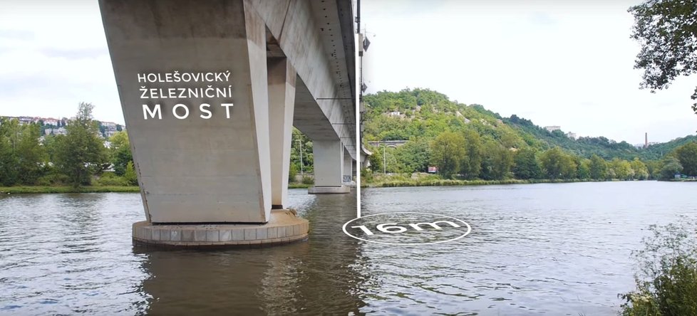 Holešovický železniční most je vysoký 16 metrů.