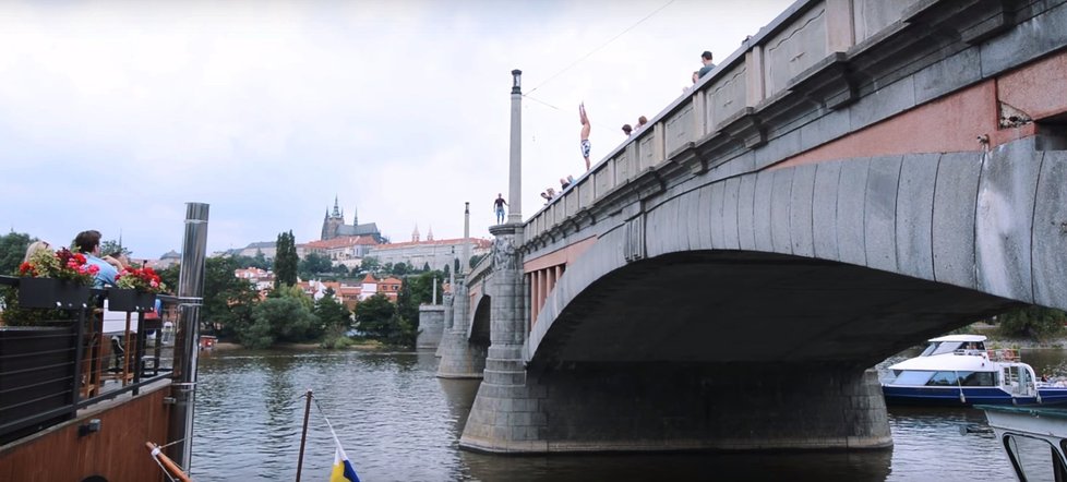 Mánesův most je vysoký 16 metrů.