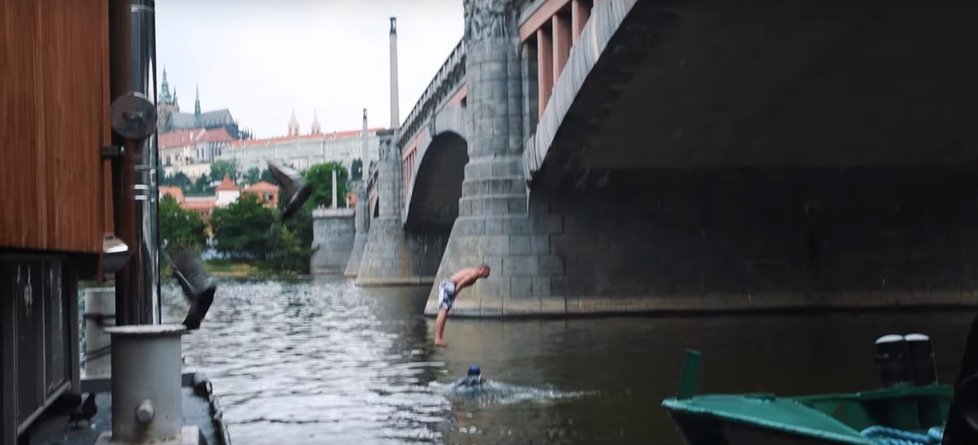 Mánesův most je vysoký 16 metrů.