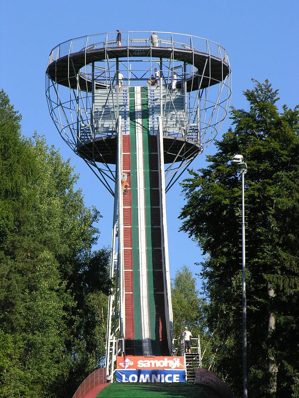 Tradiční cihlové rozhledně na vrchu Tábor (Tichánkova rozhledna s restaurací) „konkuruje“ od roku 2007 věž skokanského můstku s vyhlídkovým ochozem ve výši 28 m