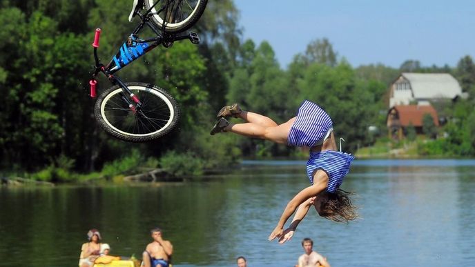 Skoky do vody na kole, zdroj: Profimedia